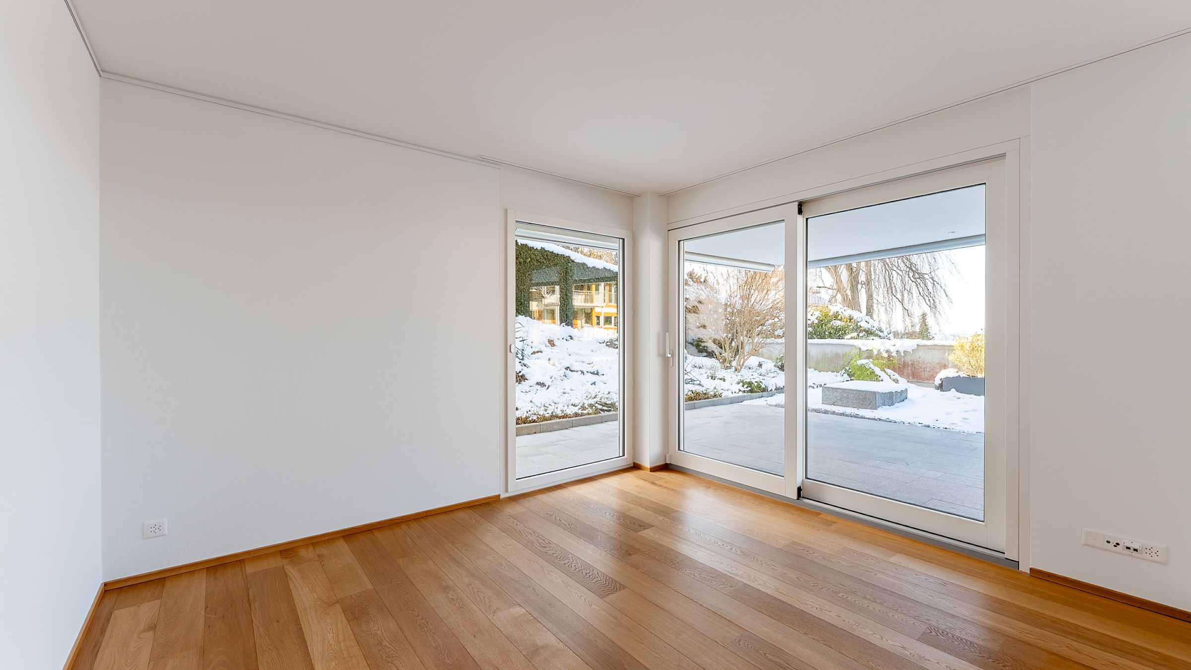Heller leerer Raum mit Zugang zum Garten