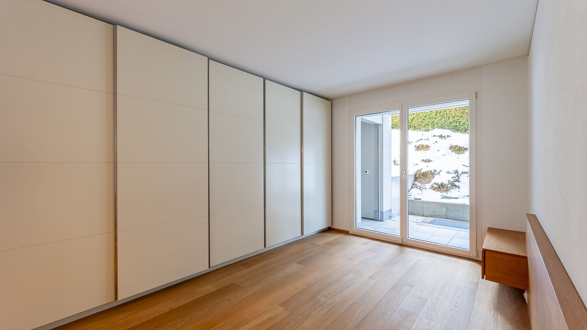 Schlafzimmer mit Einbauschrank und Terrassentür