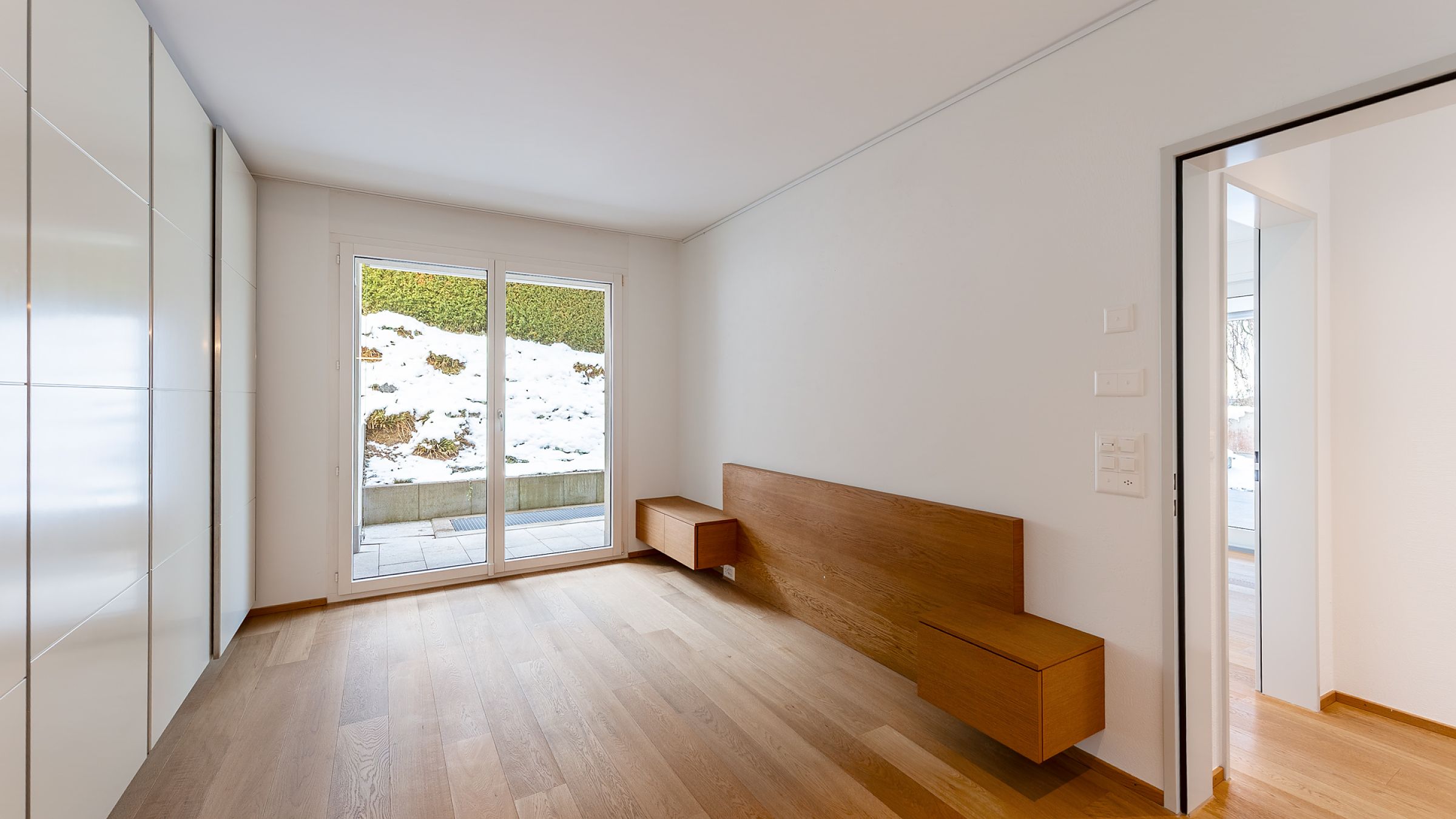 Helles Schlafzimmer mit Balkonzugang