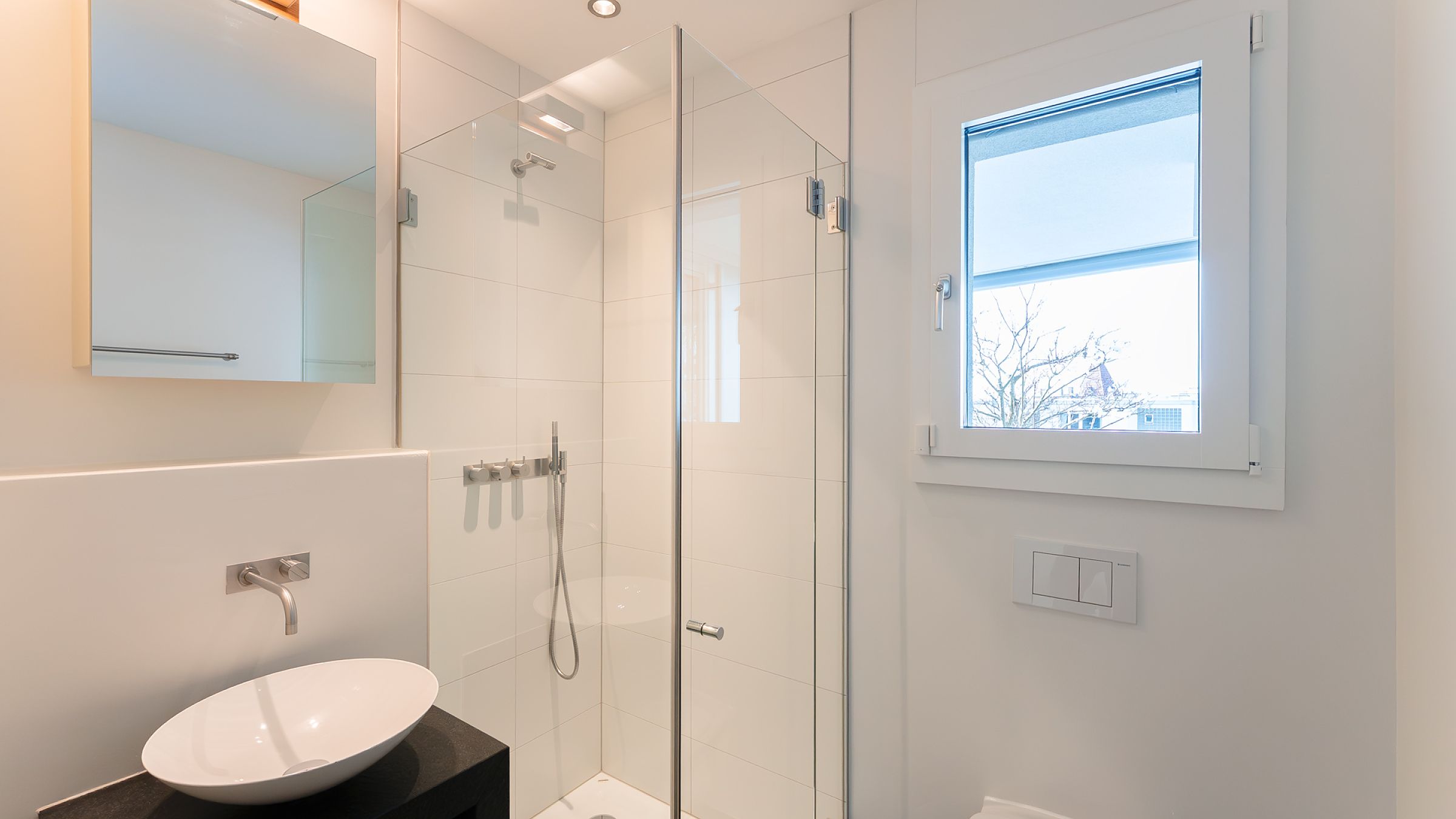 Modernes Badezimmer mit Dusche und Waschtisch