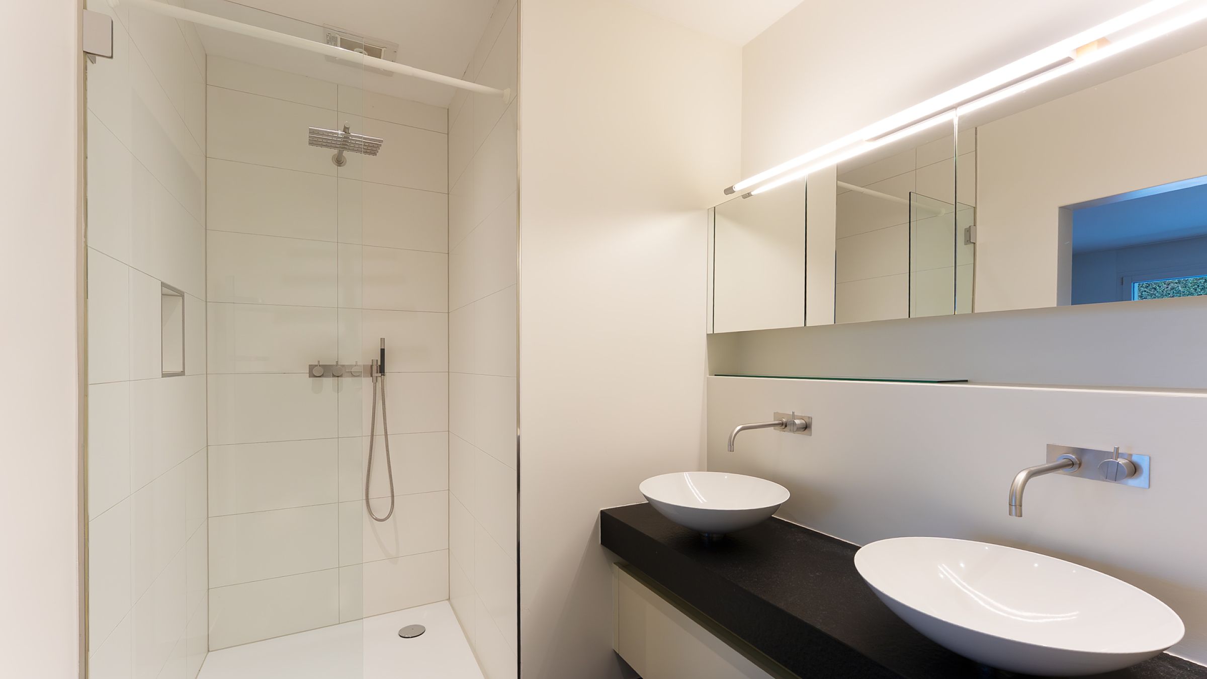 Modernes Badezimmer mit begehbarer Dusche und Doppelwaschtisch