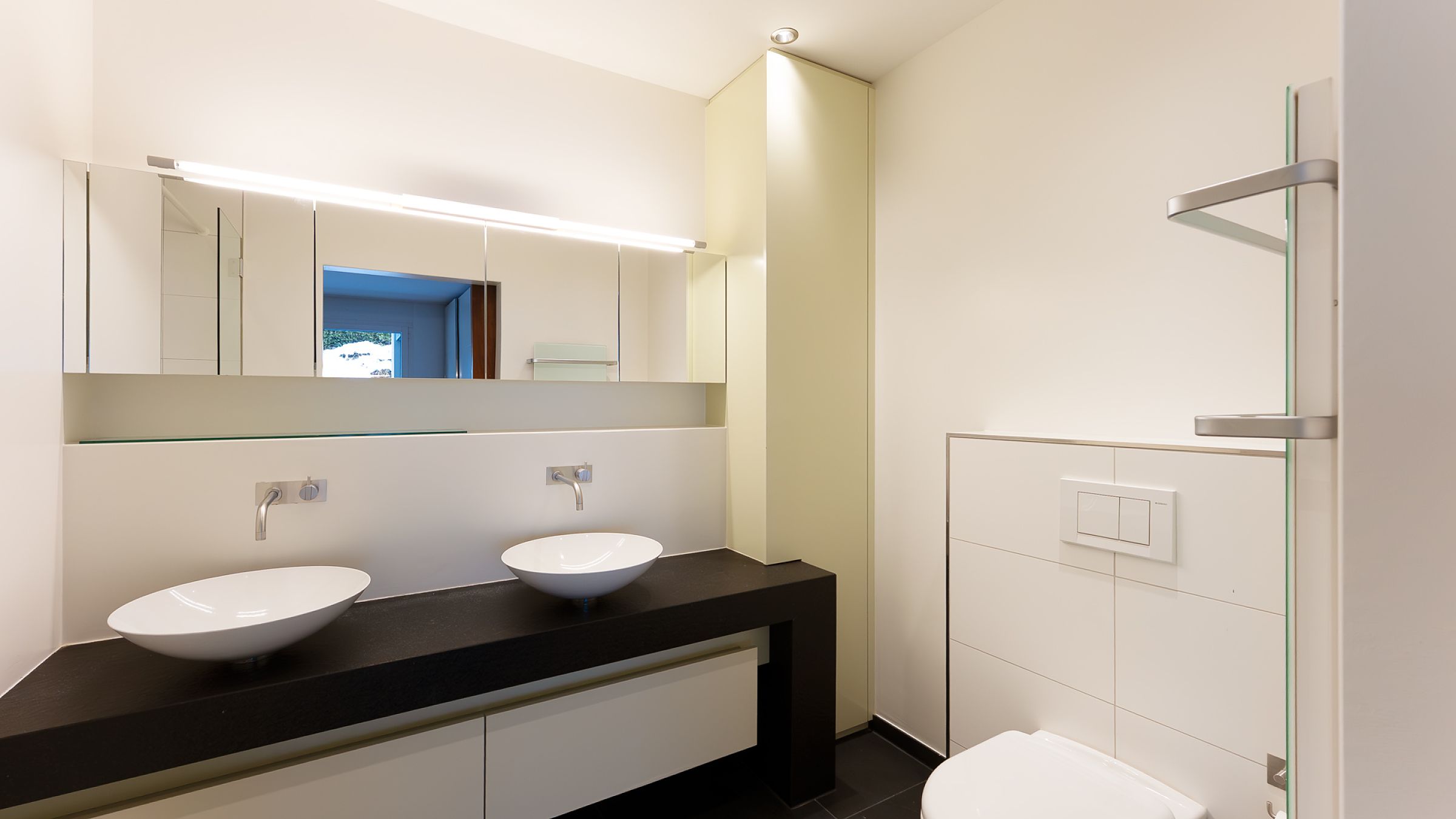 Modernes Badezimmer mit Doppelwaschtisch