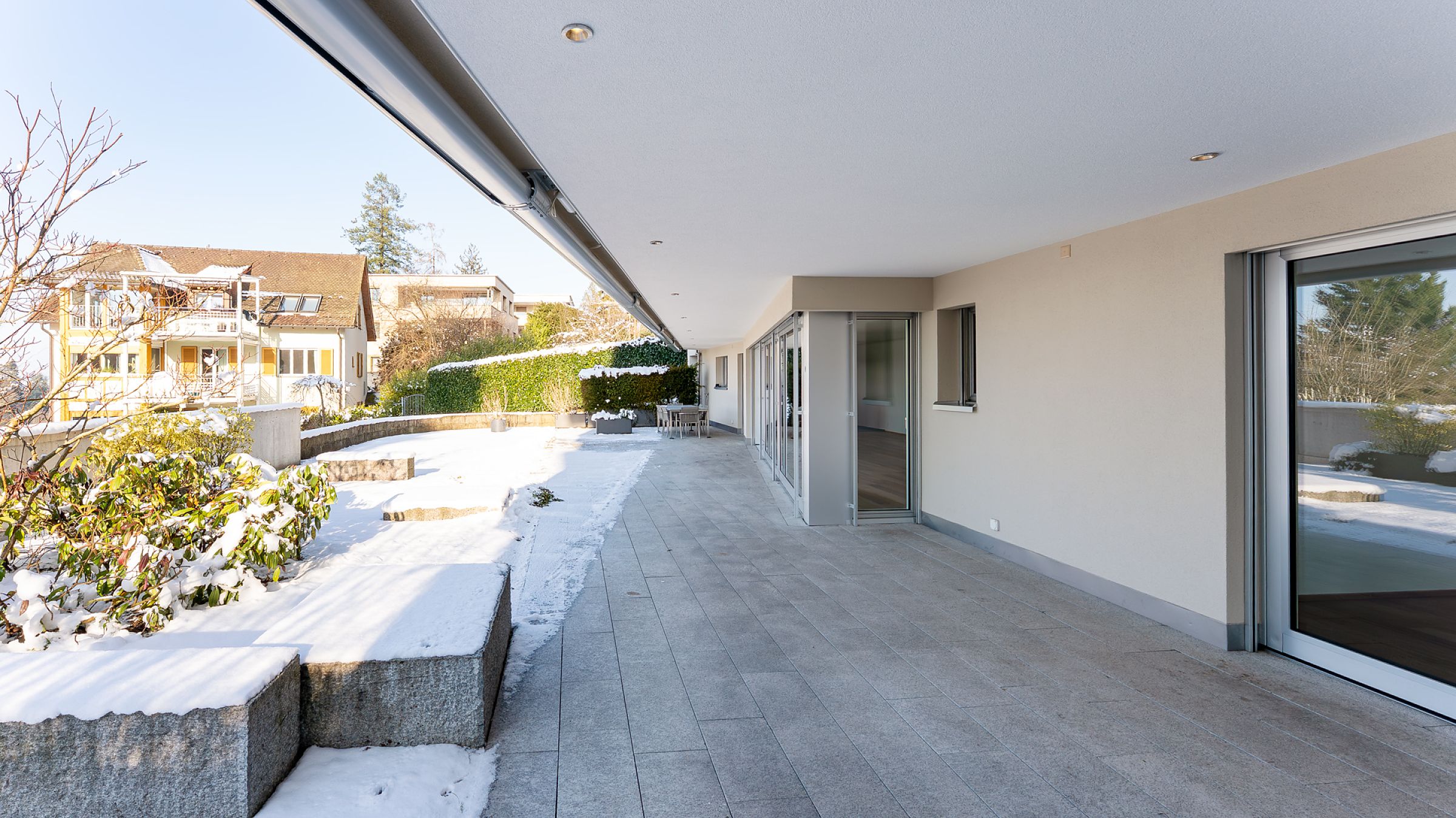 Große Terrasse mit Gartenblick