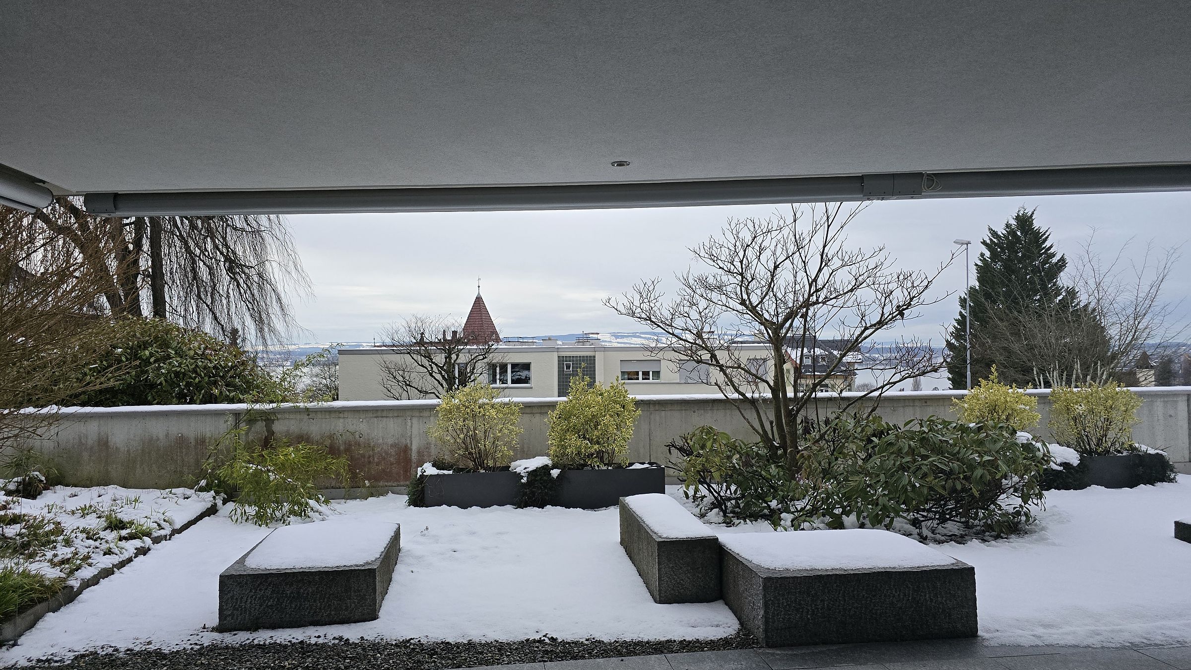 Schneebedeckte Terrasse mit Weitblick