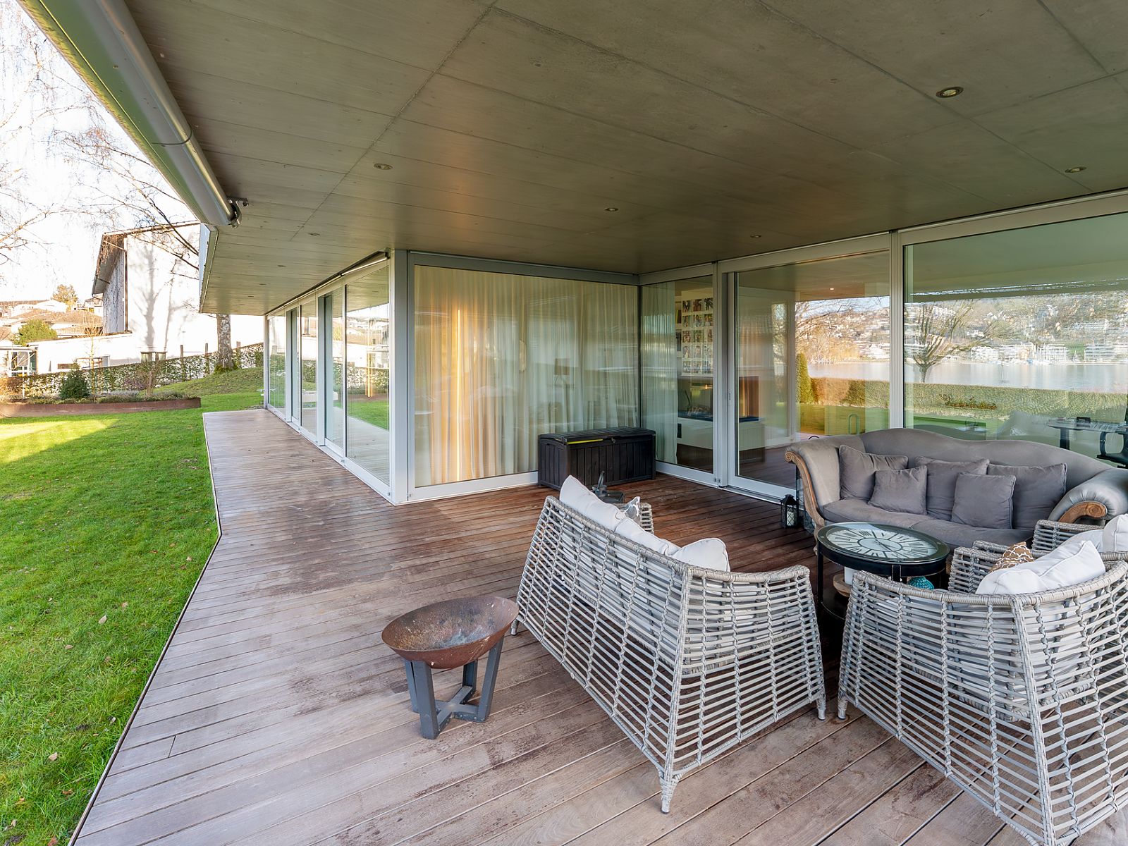 Überdachte Terrasse mit Seeblick