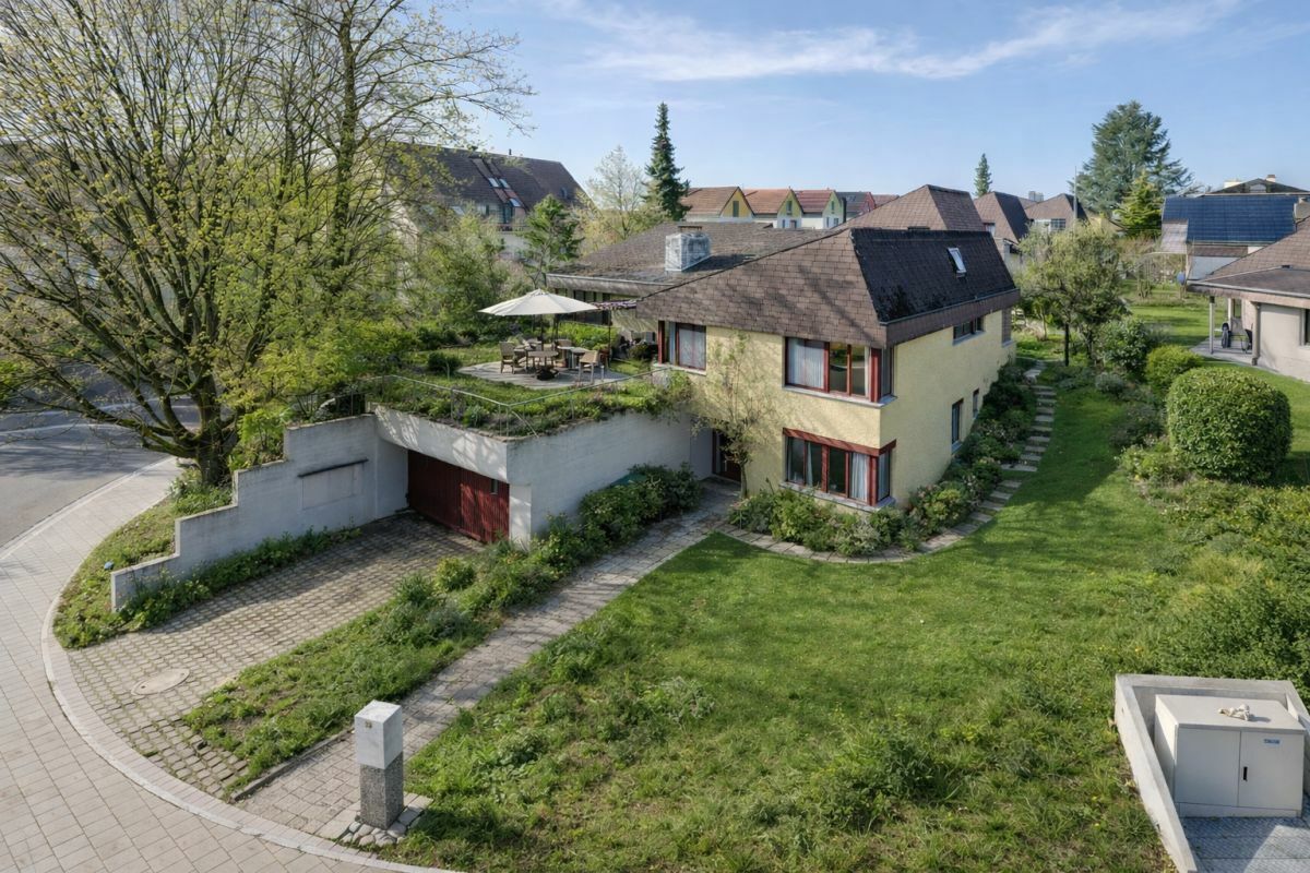 Wohnhaus mit Garten und Garagenzufahrt