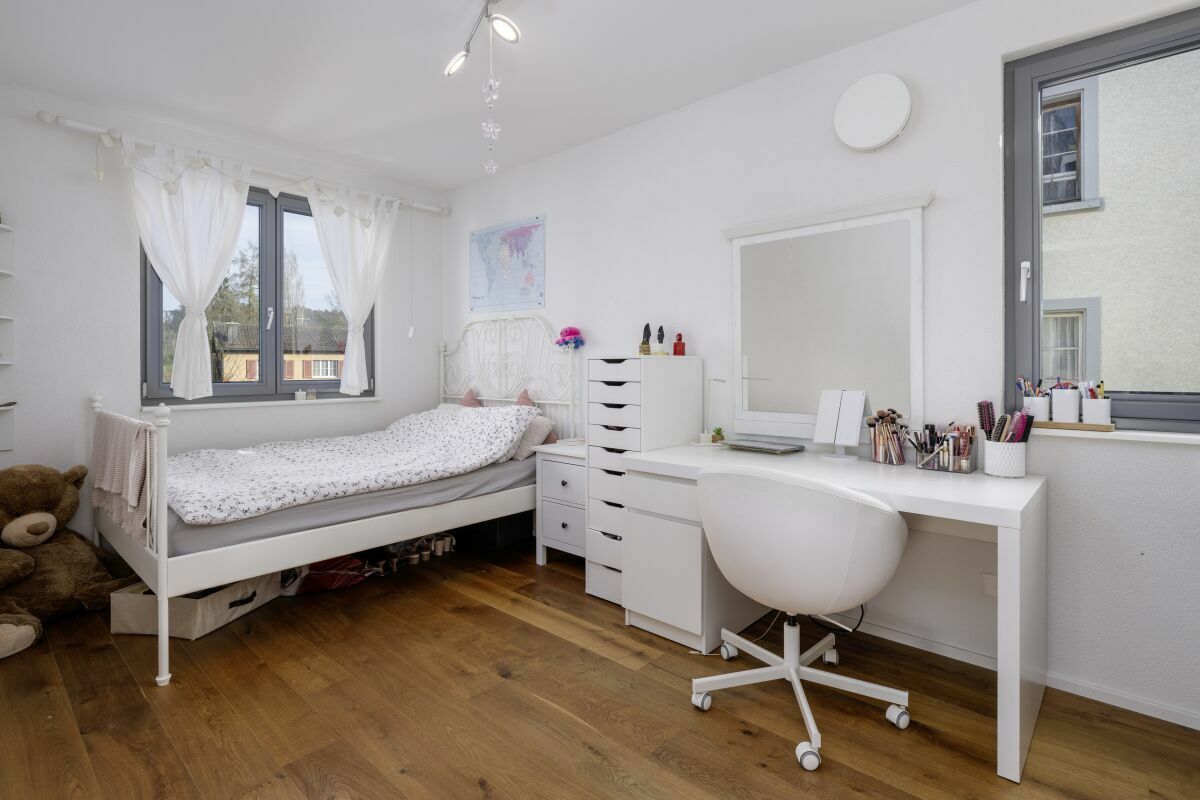 Helles Schlafzimmer mit Schreibtisch