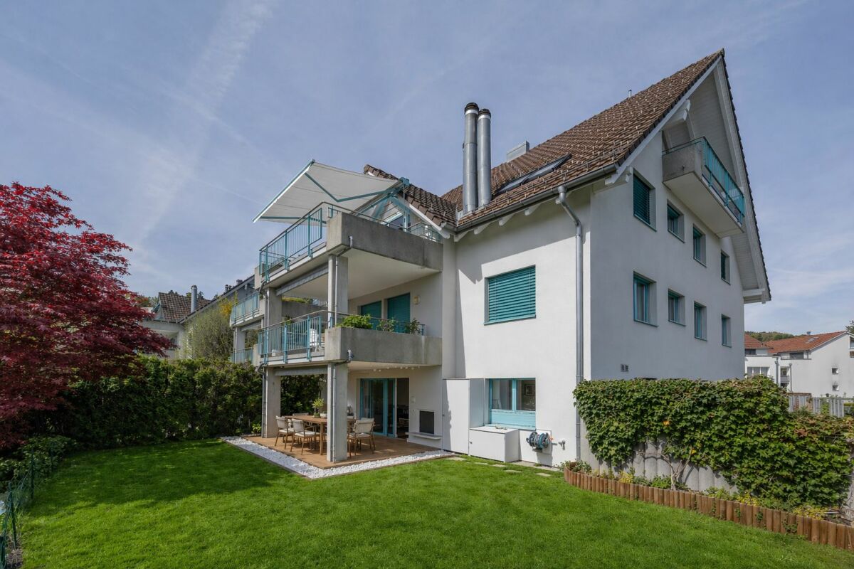 Außenansicht eines Wohnhauses mit Garten
