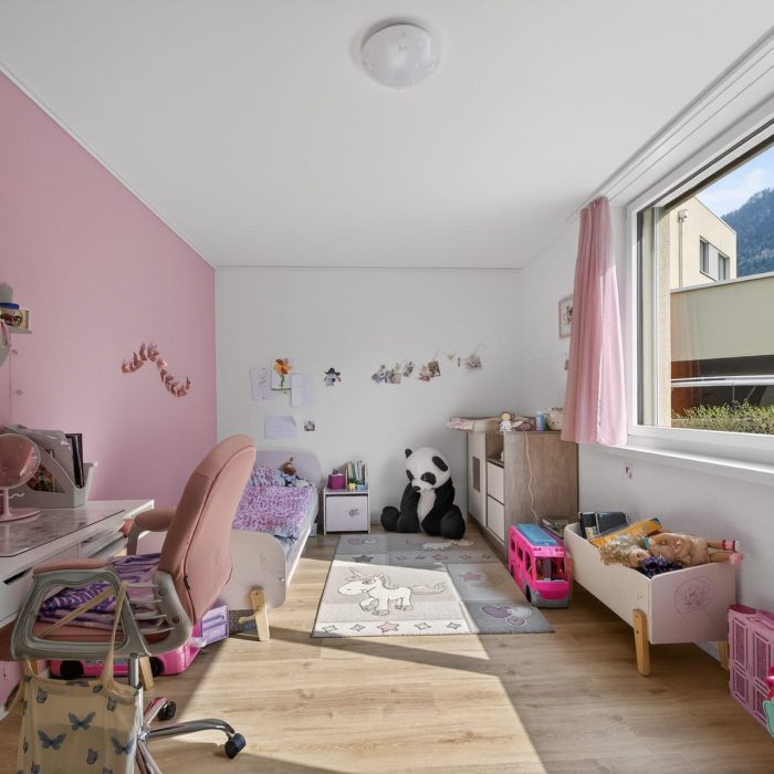 Kinderzimmer mit rosa Akzentwand