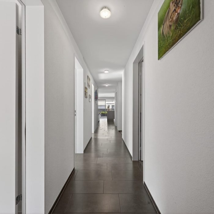Flur mit Blick in den Wohnbereich
