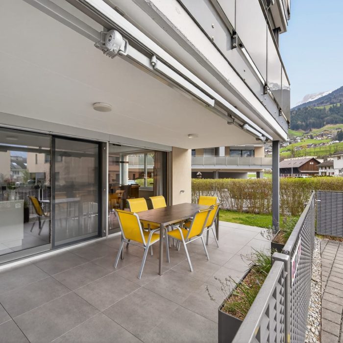 Überdachte Terrasse mit Bergblick