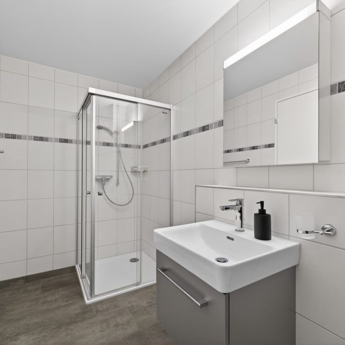 Modernes Badezimmer mit Dusche und Waschtisch