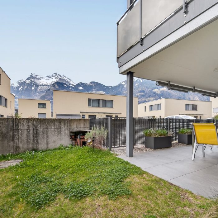 Terrasse mit Garten und Bergblick