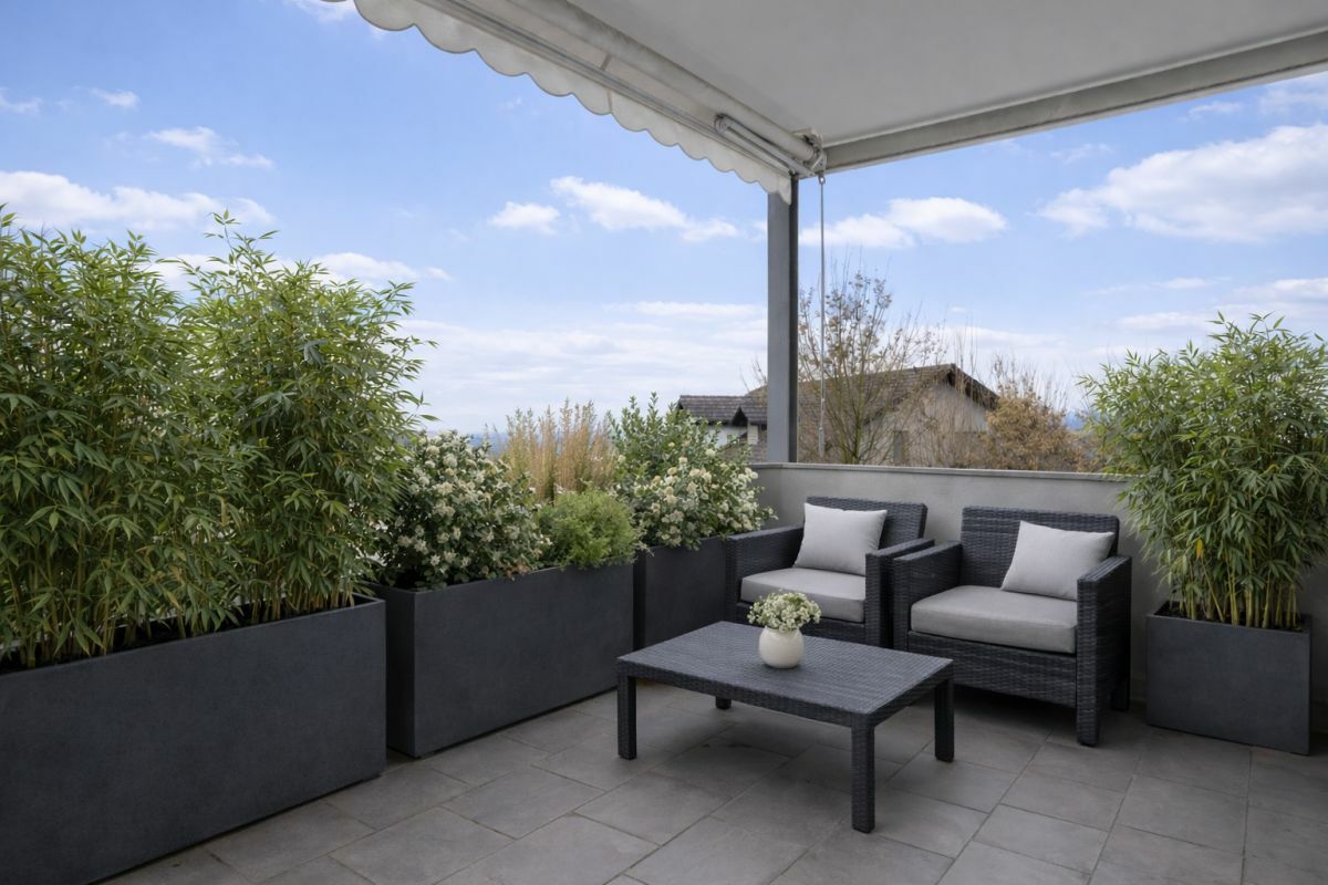 Balkon mit Sitzgruppe und Pflanzkübeln