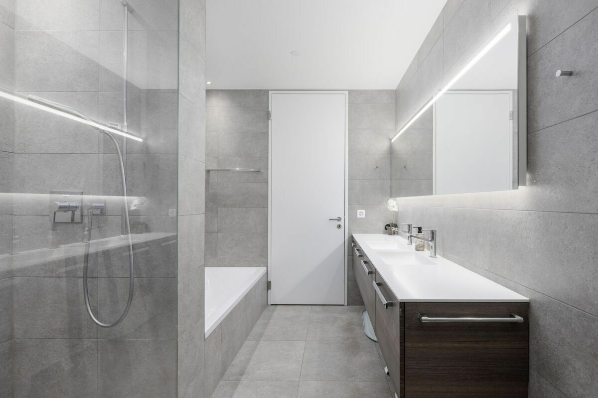 Modernes Badezimmer mit Doppelwaschtisch und Walk-in-Dusche