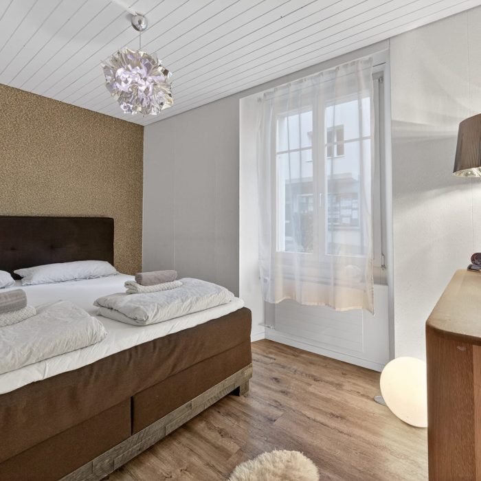 Schlafzimmer mit großem Fenster