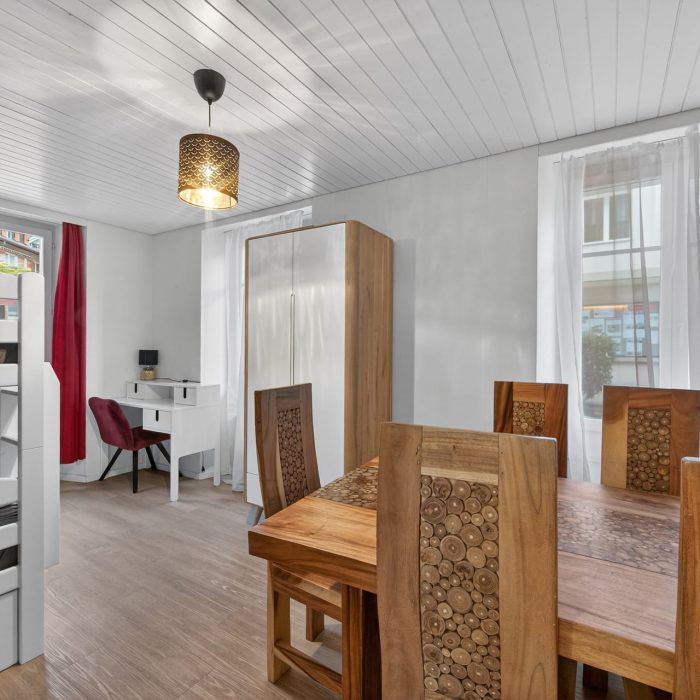 Esszimmer mit Arbeitsbereich