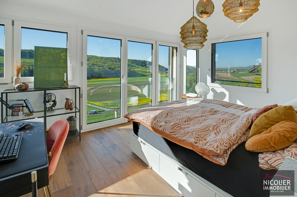 Helles Schlafzimmer mit großem Panoramablick