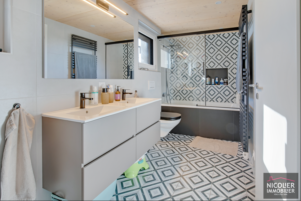 Modernes Badezimmer mit geometrischen Fliesen