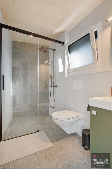 Modernes Badezimmer mit Dusche und WC