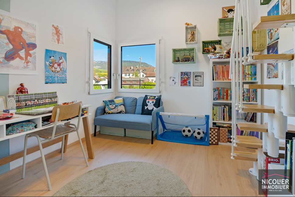 Kinderzimmer mit Spiel- und Arbeitsbereich