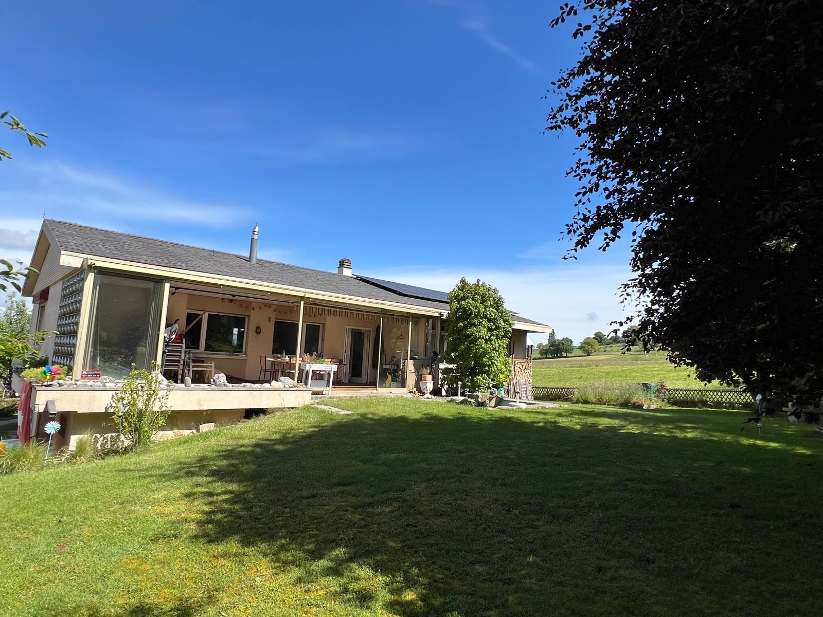 Ländliches Einfamilienhaus mit überdachter Terrasse