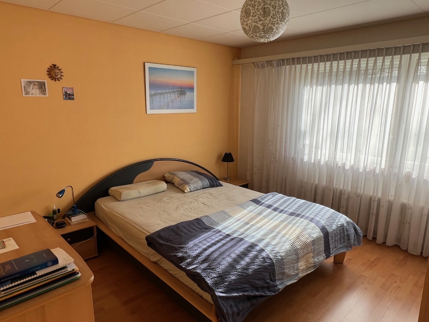 Schlafzimmer mit Doppelbett und Fensterfront