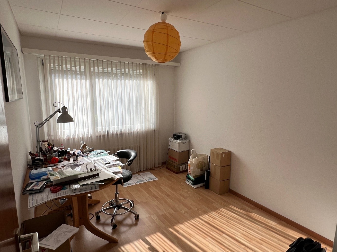 Helles Arbeitszimmer mit Schreibtisch