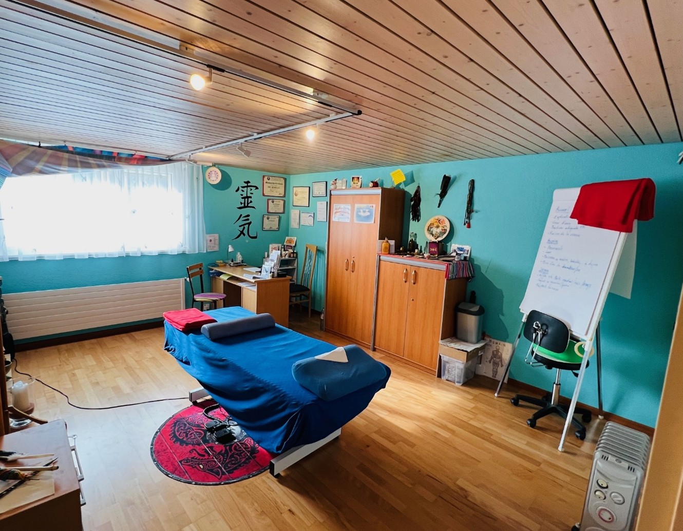 Behandlungsraum oder Arbeitszimmer mit Liege
