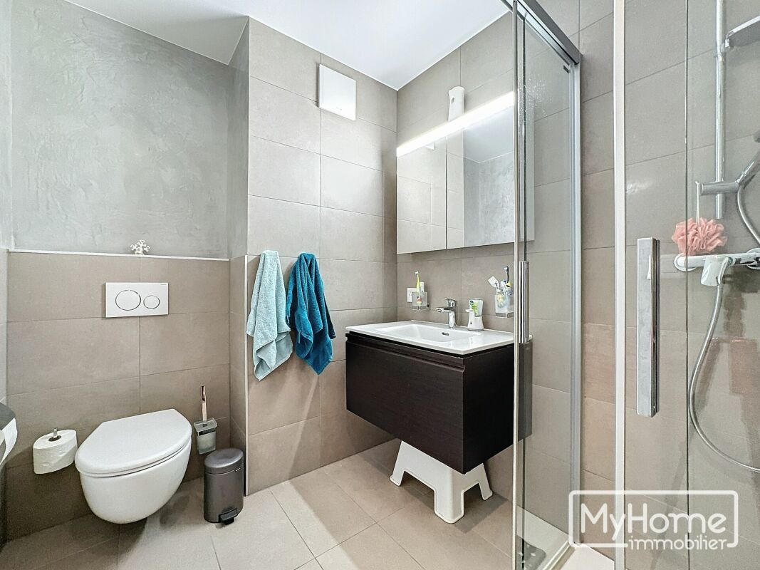 Modernes Badezimmer mit Dusche und wandhängendem WC