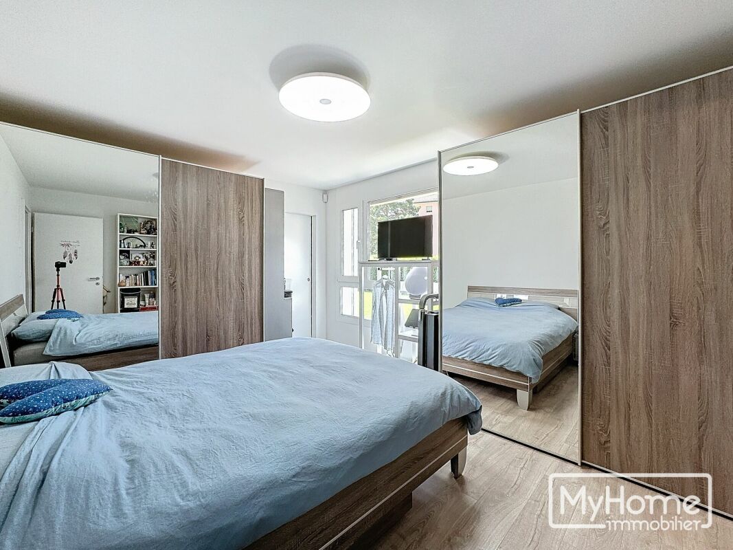 Helles Schlafzimmer mit Schrankwand