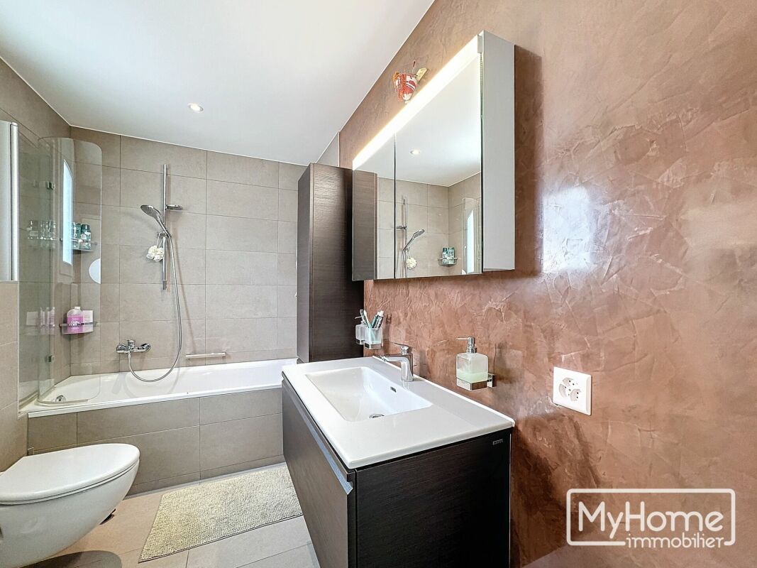Modernes Badezimmer mit Wanne und Waschplatz