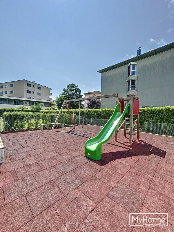 Spielplatz auf gepflasterter Außenfläche