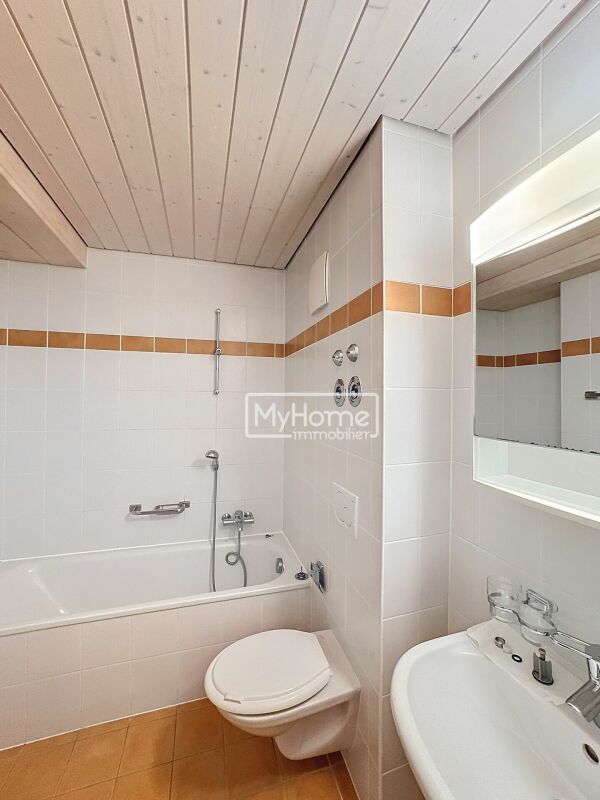 Kleines Badezimmer mit Wanne und Waschtisch