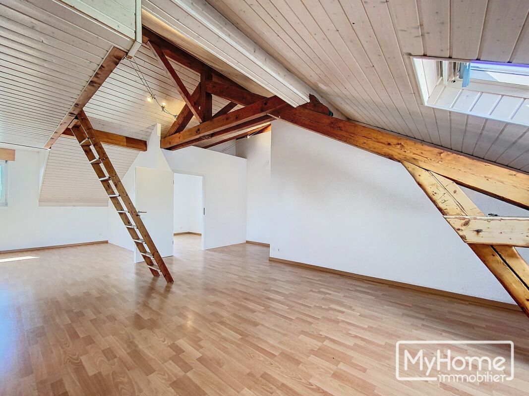 Ausgebauter Dachraum mit sichtbaren Holzbalken