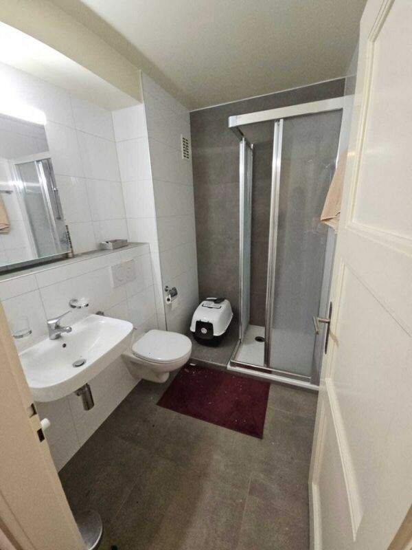 Badezimmer mit Dusche und WC