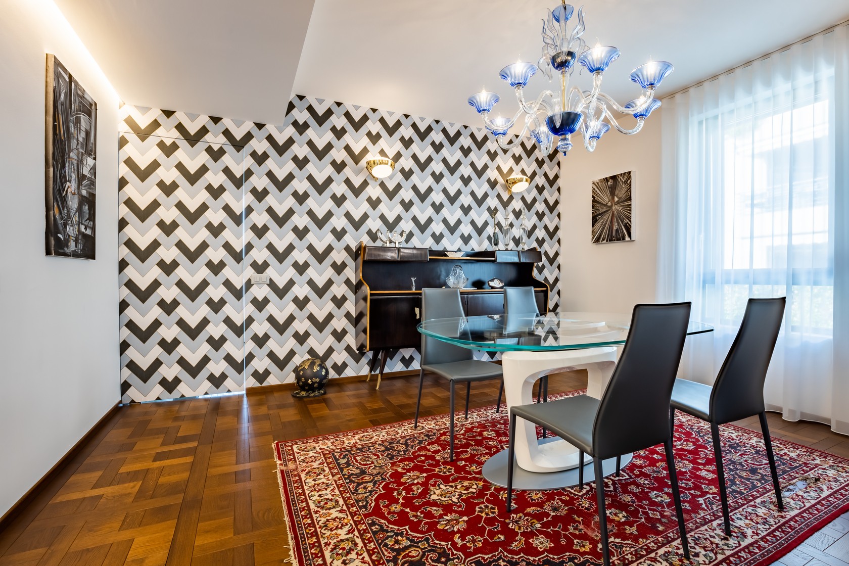 Elegantes Esszimmer mit auffälliger Wandgestaltung