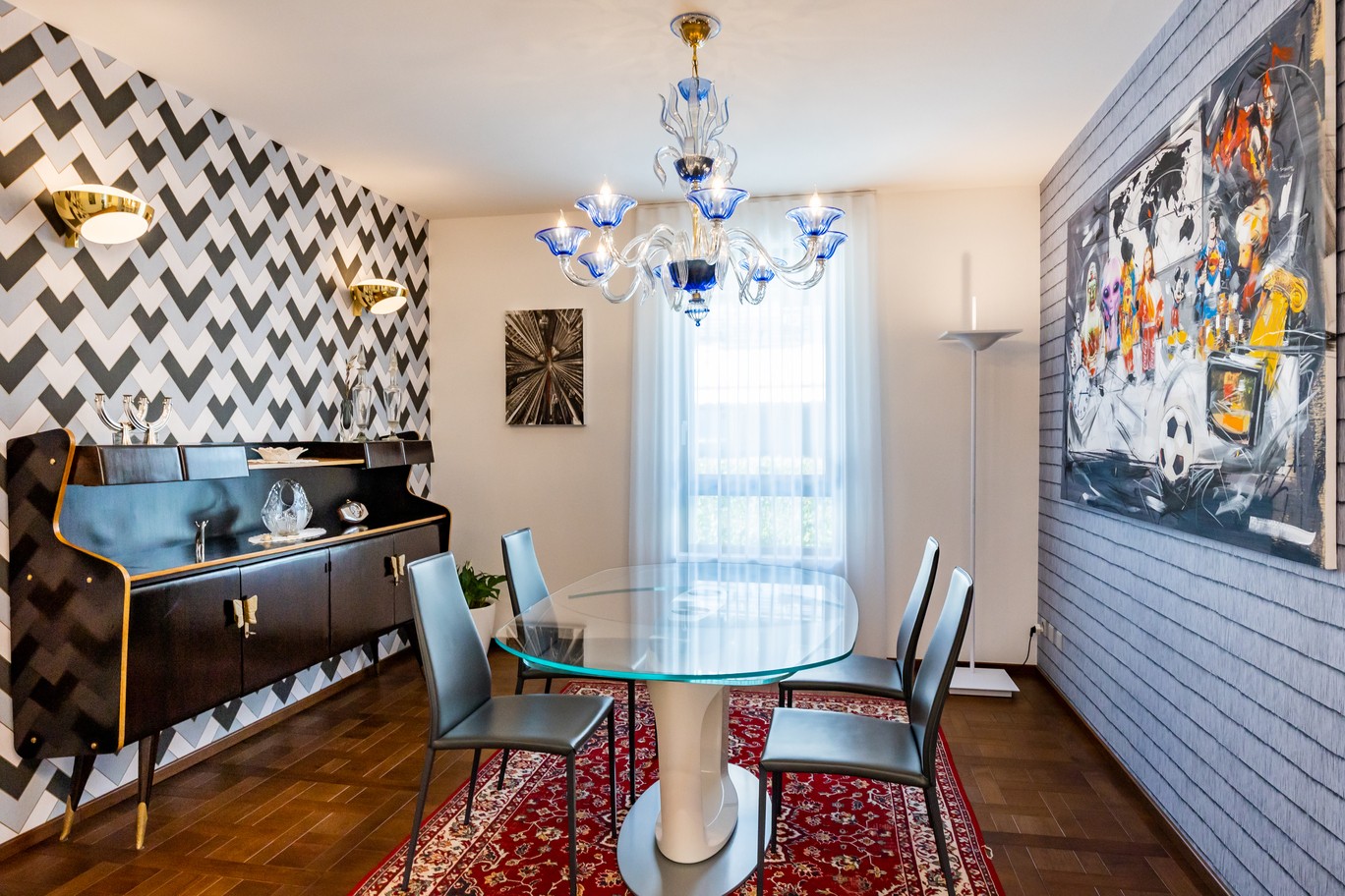 Modernes Esszimmer mit auffälliger Dekoration