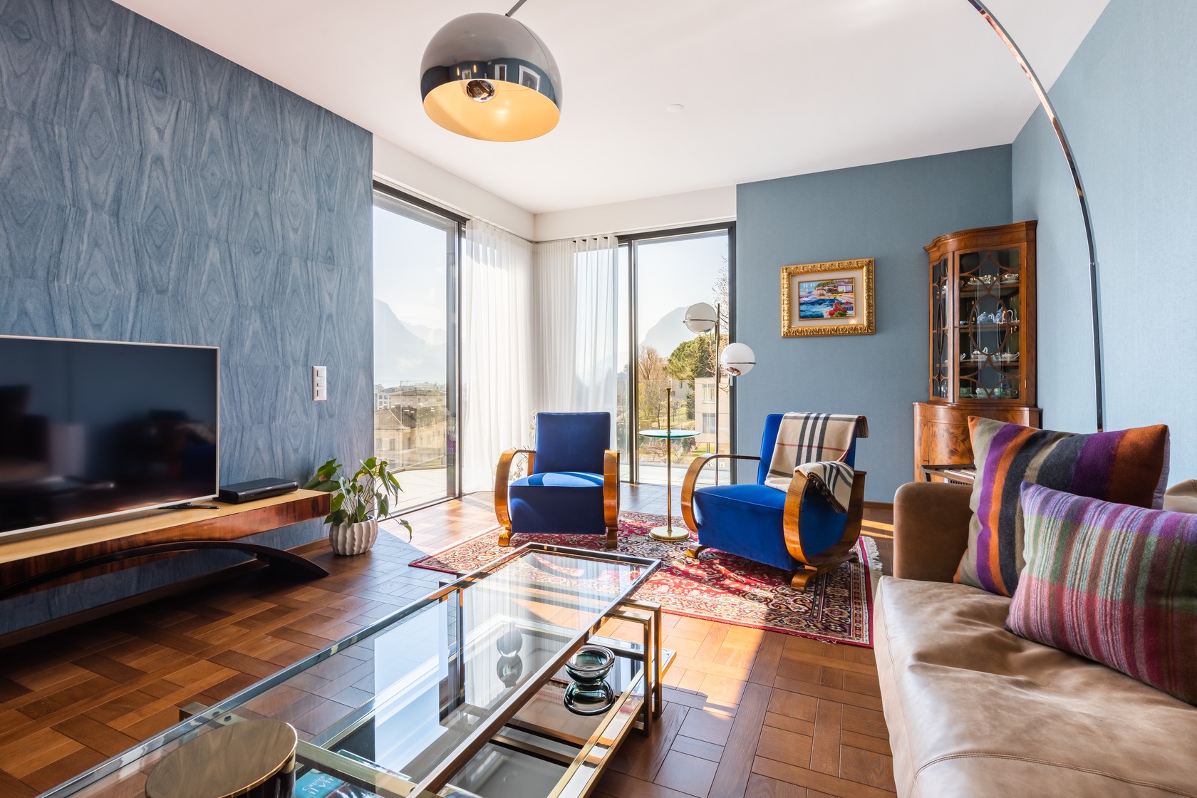 Helles Wohnzimmer mit Aussicht