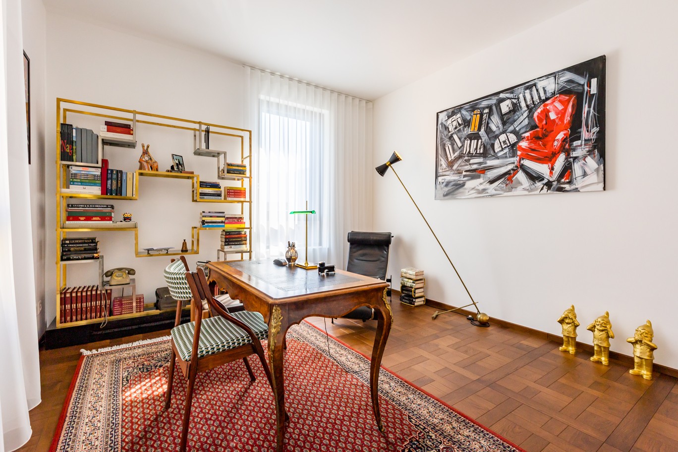 Elegantes Arbeitszimmer mit klassischem Mobiliar