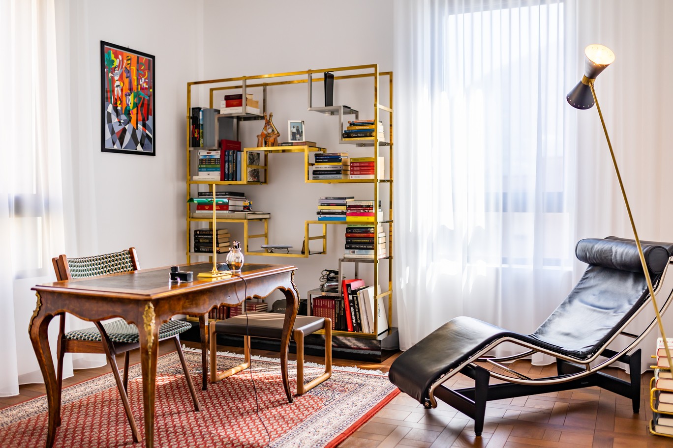 Elegantes Arbeitszimmer mit Designmöbeln