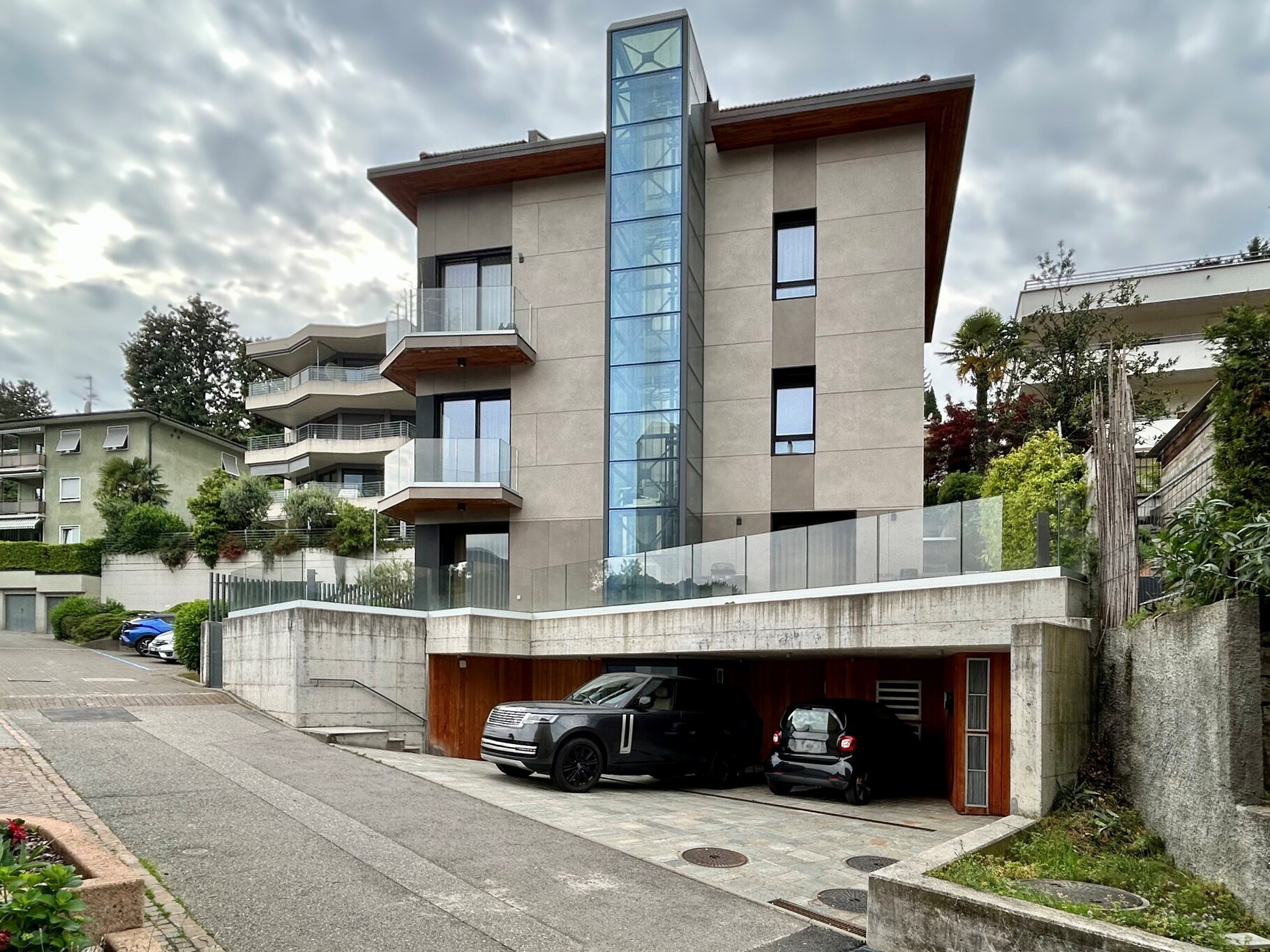 Modernes Mehrfamilienhaus mit Tiefgarage
