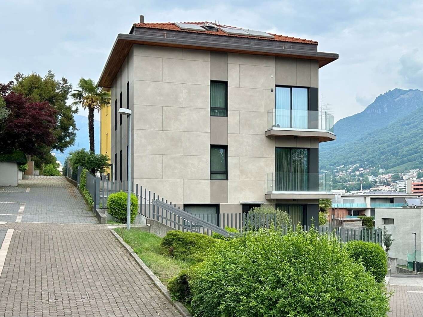 Modernes Mehrfamilienhaus mit Bergblick
