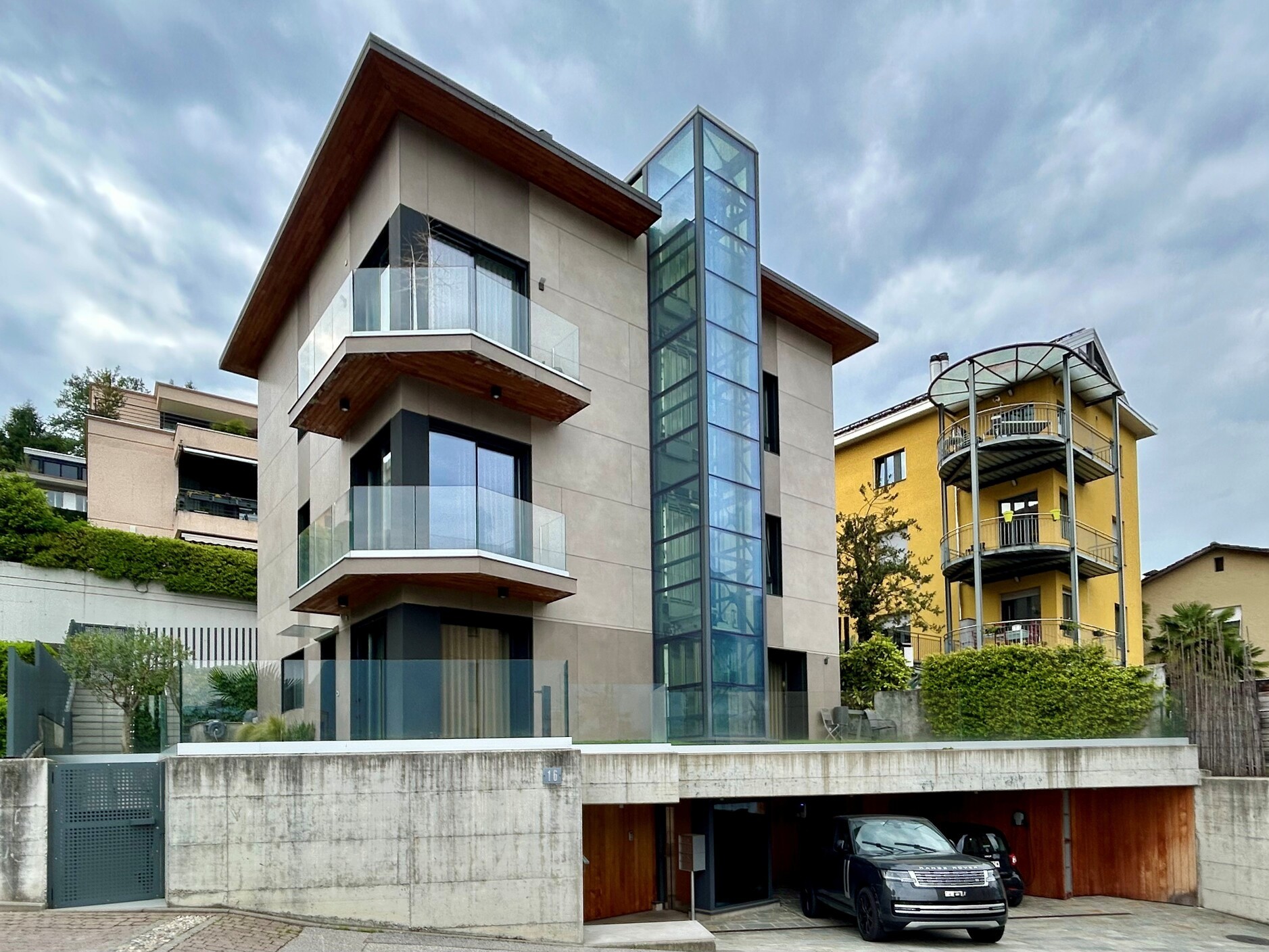 Modernes Mehrfamilienhaus mit Glasaufzug und Balkonen