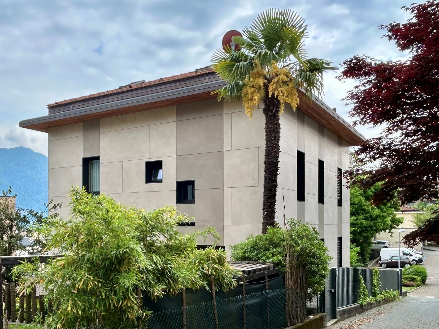 Moderne Außenansicht eines Hauses mit Garten