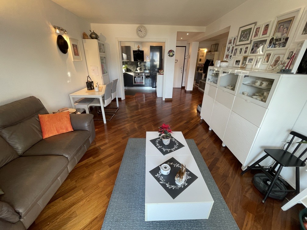 Wohnzimmer mit offener Durchsicht zur Küche