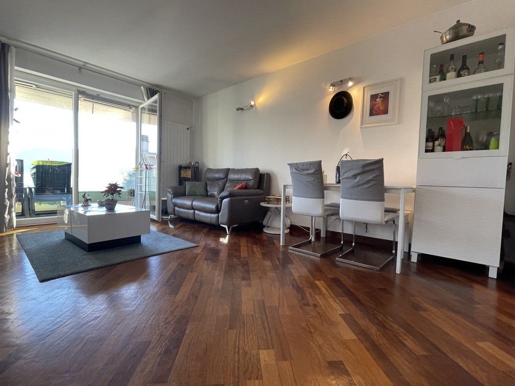 Wohnzimmer mit Essbereich und Balkonzugang