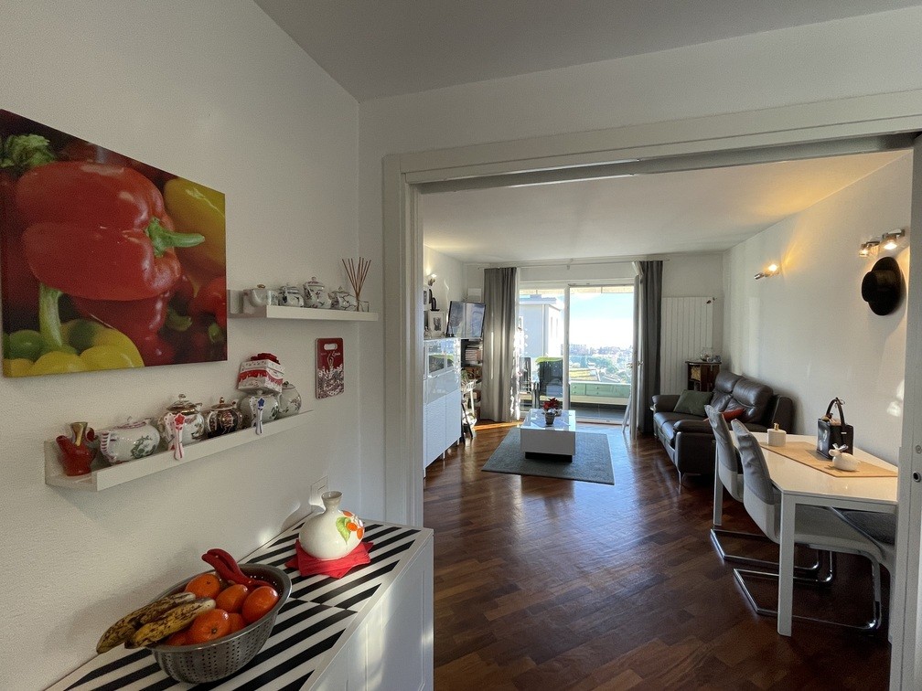 Wohnbereich mit Blick ins Wohnzimmer und auf den Balkon