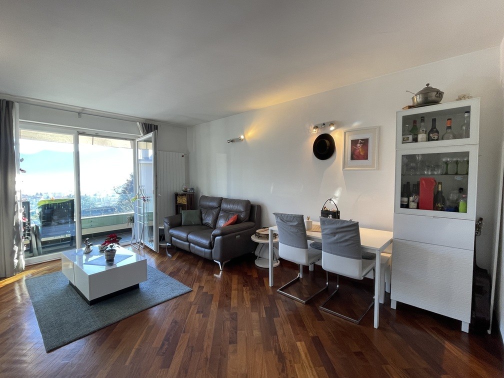 Wohnzimmer mit Balkonzugang