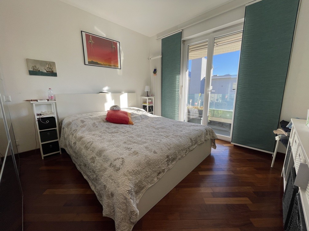 Helles Schlafzimmer mit Balkonzugang